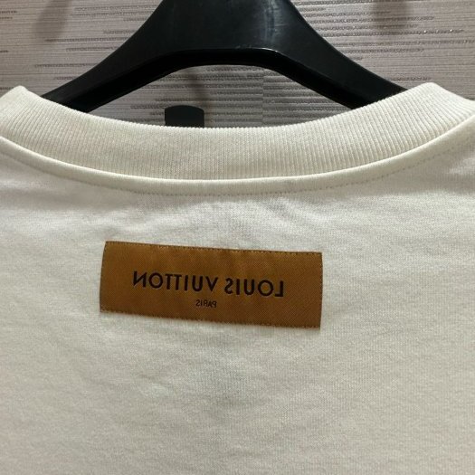 💎Han's house精品服飾💎 LV LOUIS VUITTON 刺繡 短 T  短袖 白 1AA808 現貨 L-3