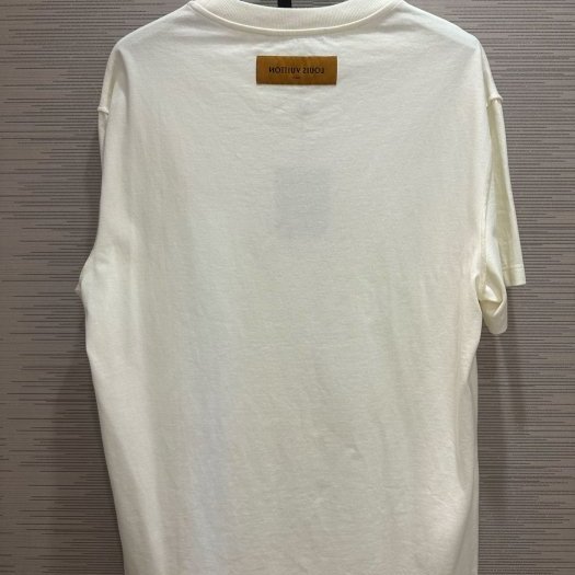 💎Han's house精品服飾💎 LV LOUIS VUITTON 刺繡 短 T  短袖 白 1AA808 現貨 L-4
