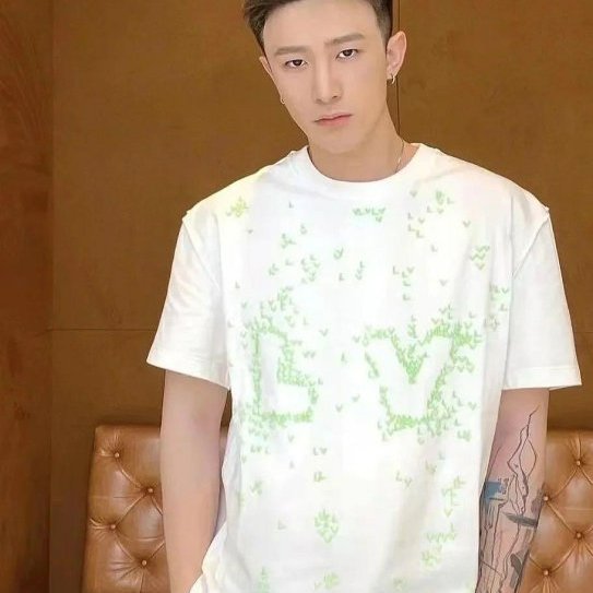 💎Han's house精品服飾💎 LV LOUIS VUITTON 刺繡 短 T  短袖 白 1AA808 現貨 L-5