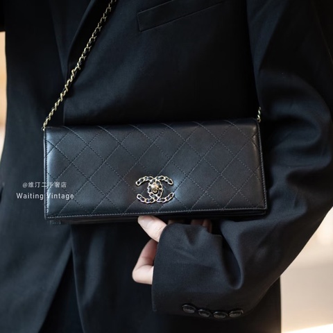 Chanel • 19 Bag 皮穿鏈釦黑金法棍鏈條包