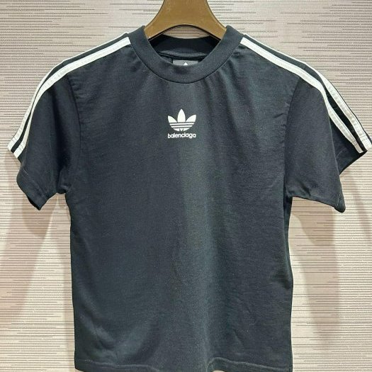 💎Han's house精品服飾💎 Balenciaga 巴黎世家 聯名 adidas 愛迪達 三葉草 短T 短袖 現貨童裝8歲-0