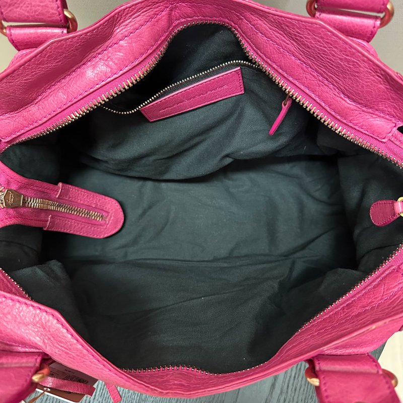 BALENCIAGA 玫粉色大號 手提肩背機車包 42*23*17 98新配件 鏡子 塵袋-5