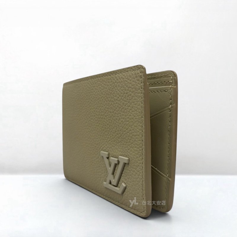 B6398-LV Multiple 消光灰粒面牛皮字母霧灰釦對開短夾M69829-1