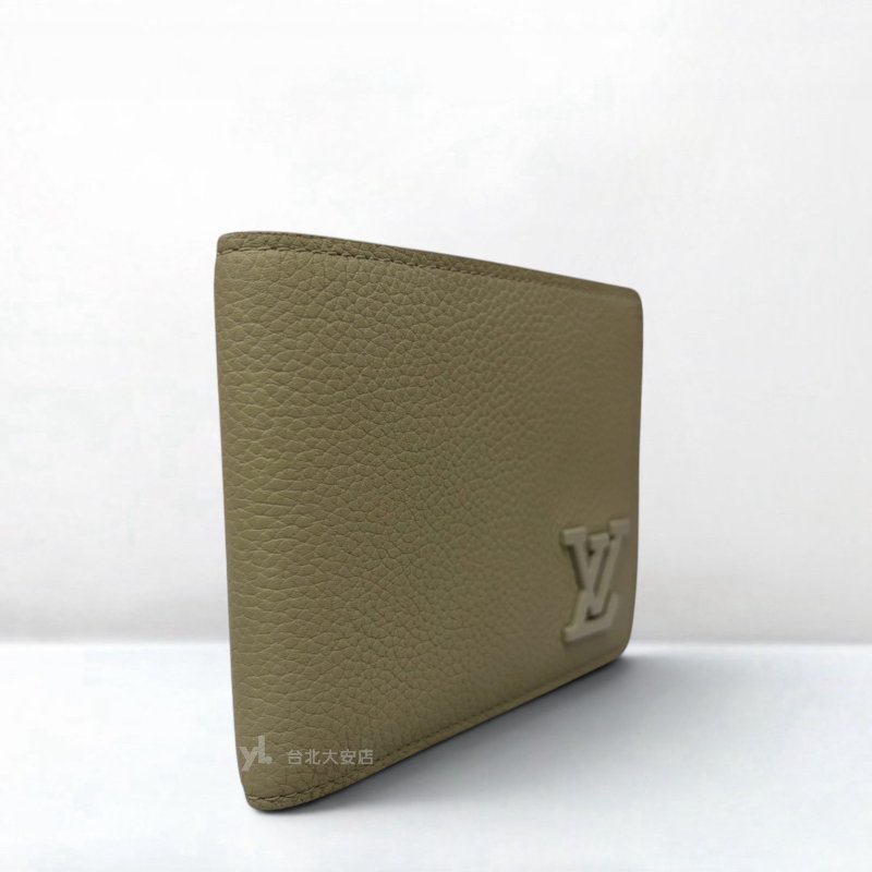 B6398-LV Multiple 消光灰粒面牛皮字母霧灰釦對開短夾M69829-2
