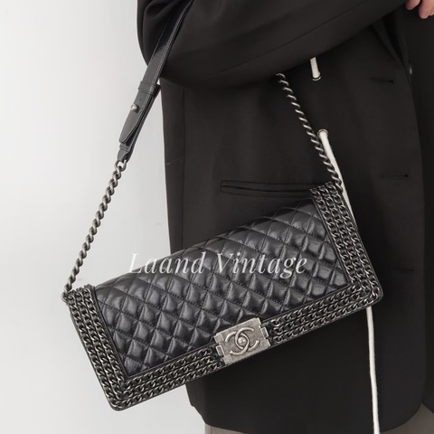 Chanel • Le Boy 黑銀油臘牛皮鏈條滾邊法棍包