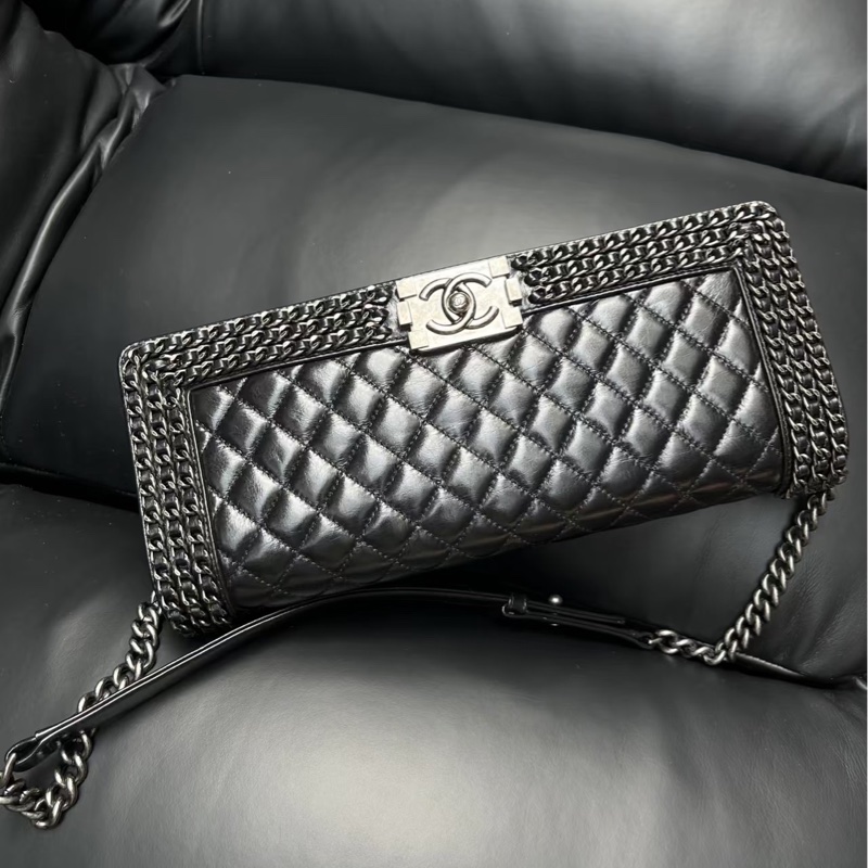 Chanel • Le Boy 黑銀油臘牛皮鏈條滾邊法棍包-2
