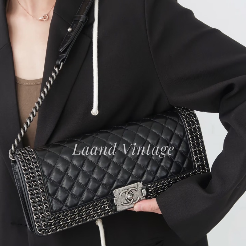 Chanel • Le Boy 黑銀油臘牛皮鏈條滾邊法棍包-4