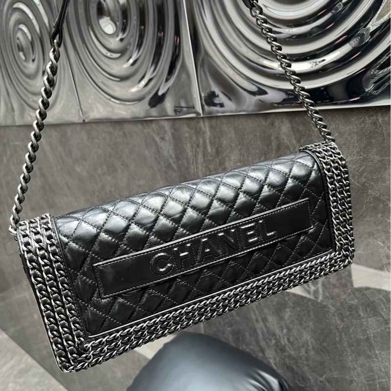Chanel • Le Boy 黑銀油臘牛皮鏈條滾邊法棍包-5