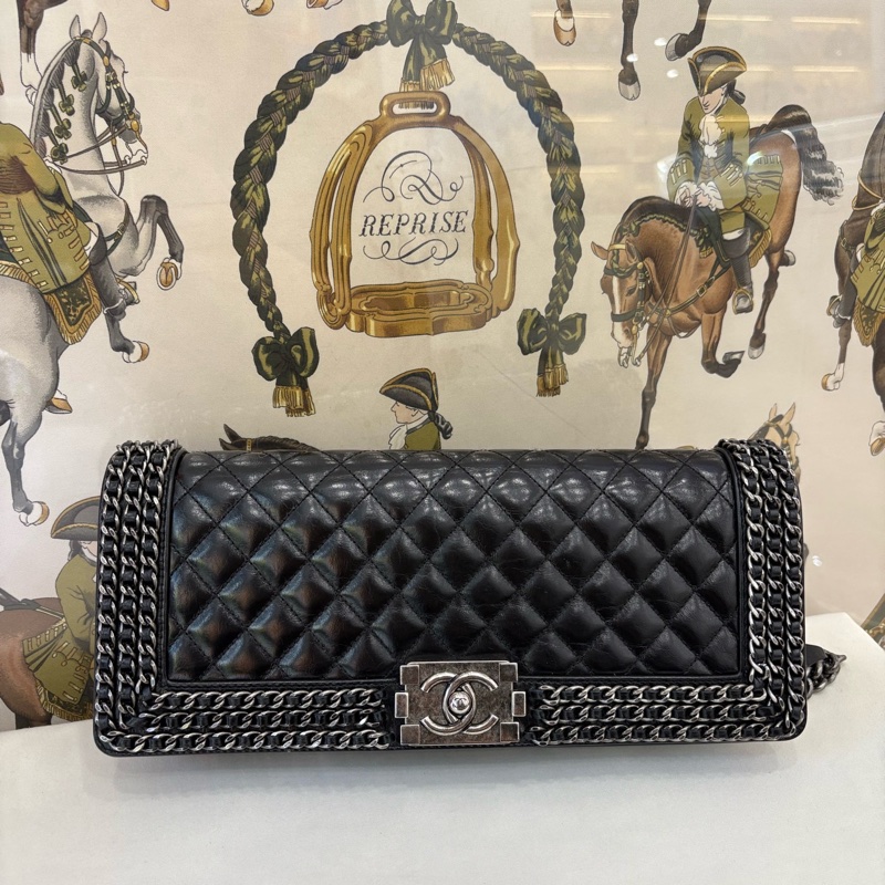 Chanel • Le Boy 黑銀油臘牛皮鏈條滾邊法棍包-6