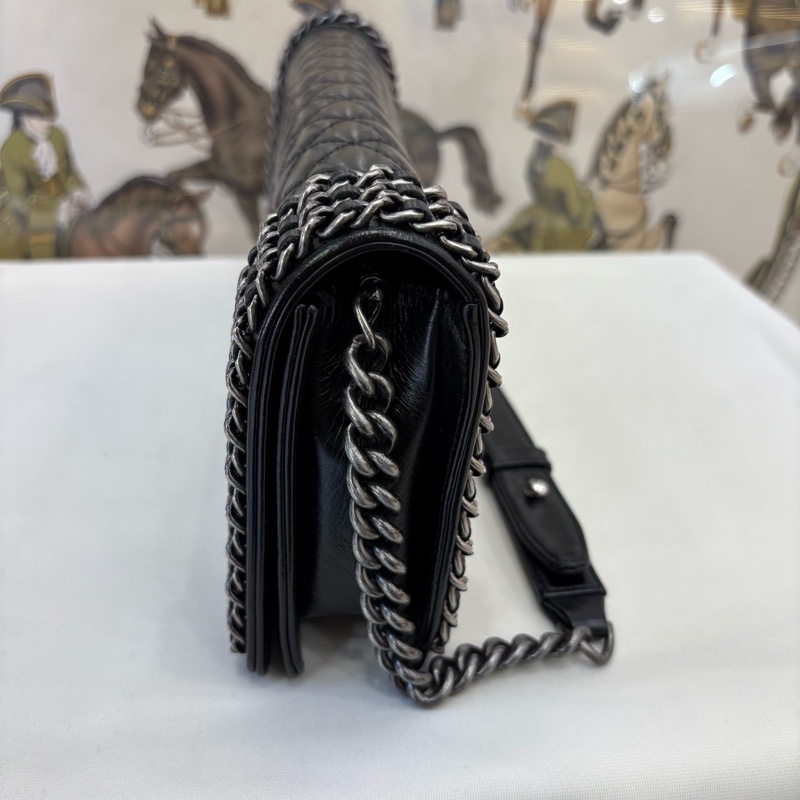 Chanel • Le Boy 黑銀油臘牛皮鏈條滾邊法棍包-8