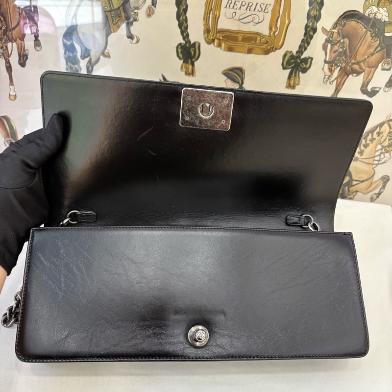 Chanel • Le Boy 黑銀油臘牛皮鏈條滾邊法棍包-10