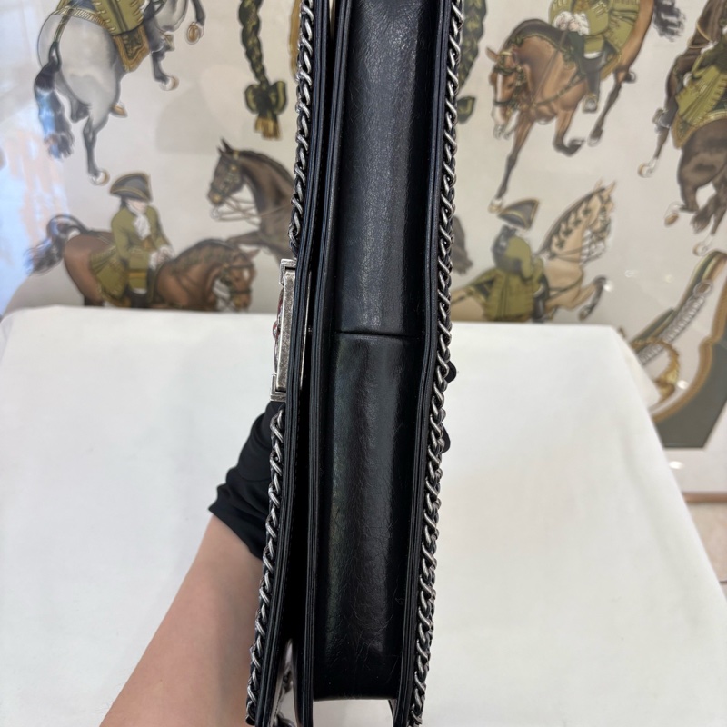 Chanel • Le Boy 黑銀油臘牛皮鏈條滾邊法棍包-13