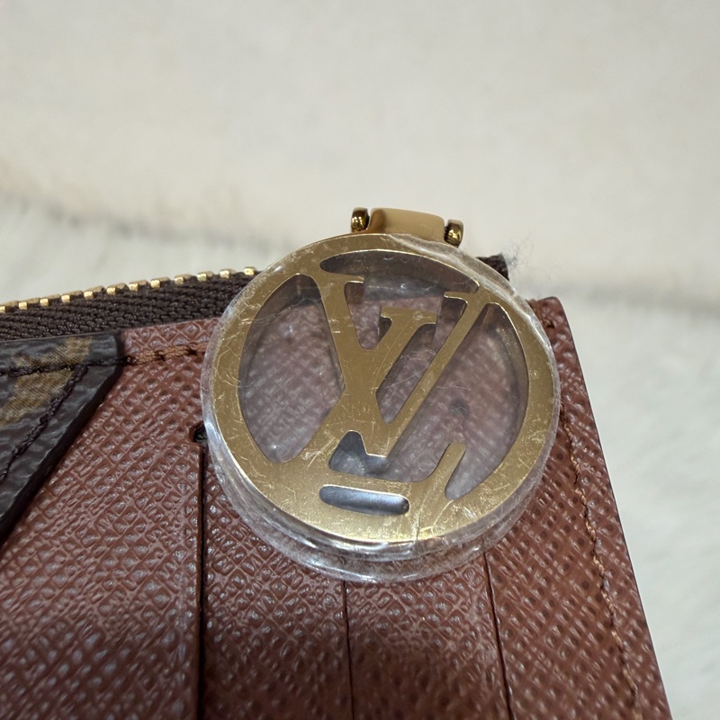 LV M81880 Romy ocase 原花老花字紋 一字拉鍊 零錢包 信用卡悠遊卡證件夾 證件套 卡包-14