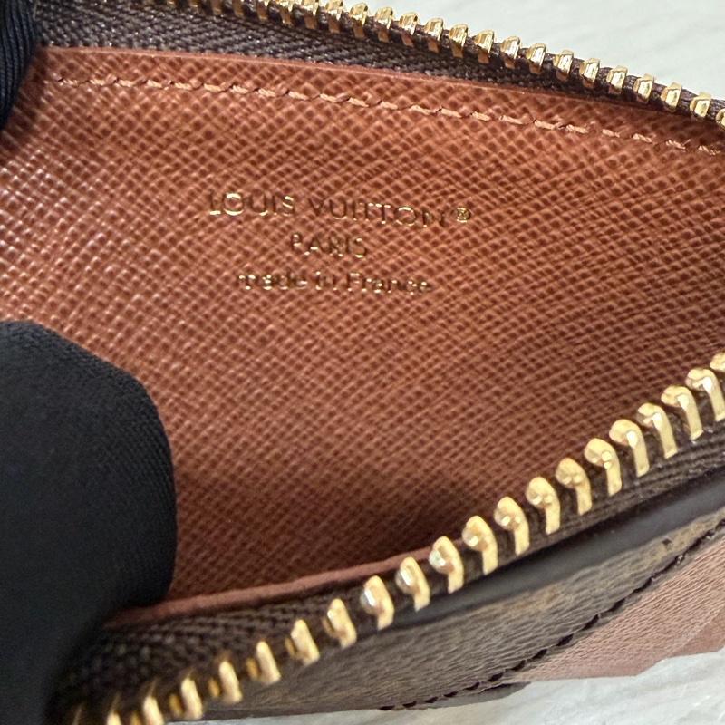 LV M81880 Romy ocase 原花老花字紋 一字拉鍊 零錢包 信用卡悠遊卡證件夾 證件套 卡包-17