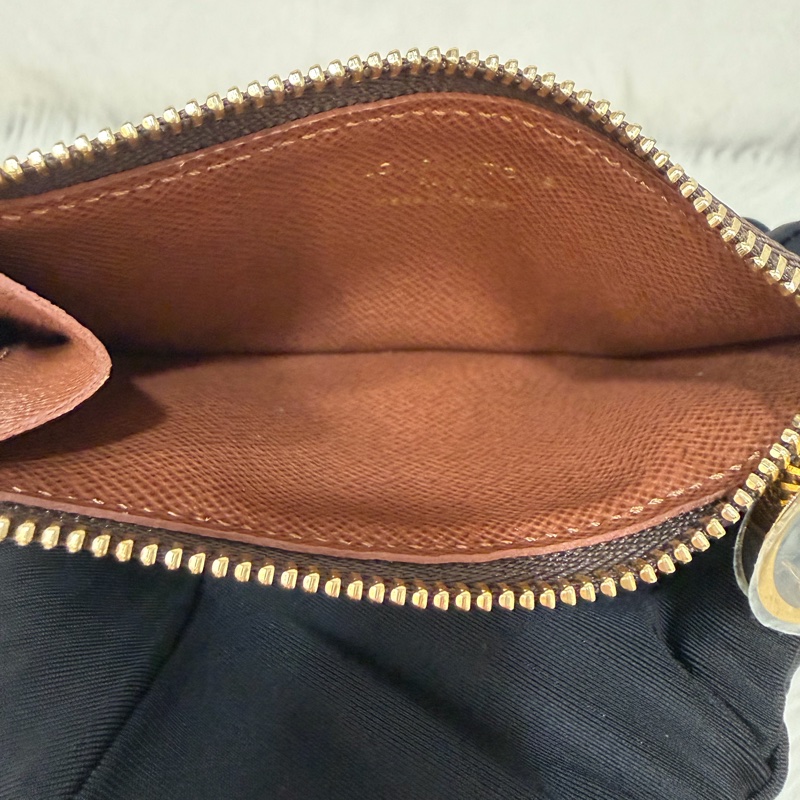LV M81880 Romy ocase 原花老花字紋 一字拉鍊 零錢包 信用卡悠遊卡證件夾 證件套 卡包-18
