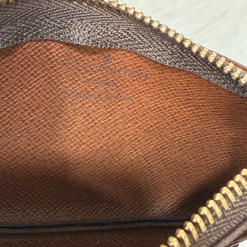 LV M62650 OCASE 原花老花字紋 一字 拉鍊 零錢包 鑰匙包 名片包 卡片包 信用卡包-16