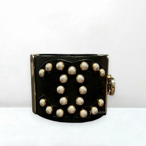 A13169-CHANEL 黑色皮革珍珠logo 款版手環