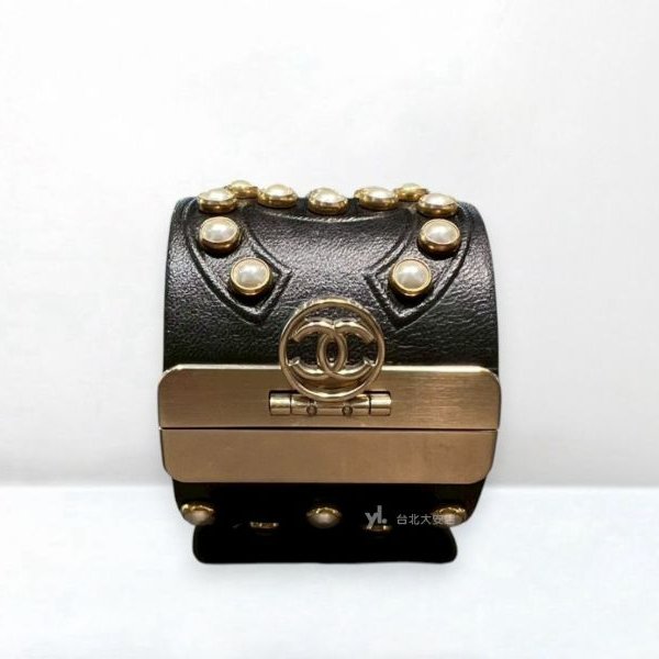 A13169-CHANEL 黑色皮革珍珠logo 款版手環-1