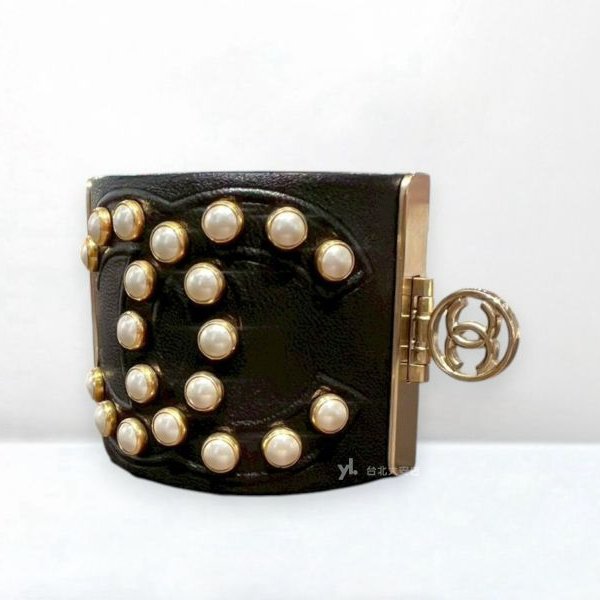 A13169-CHANEL 黑色皮革珍珠logo 款版手環-4