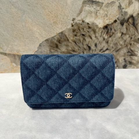 Chanel藍色單寧布金鍊WOC