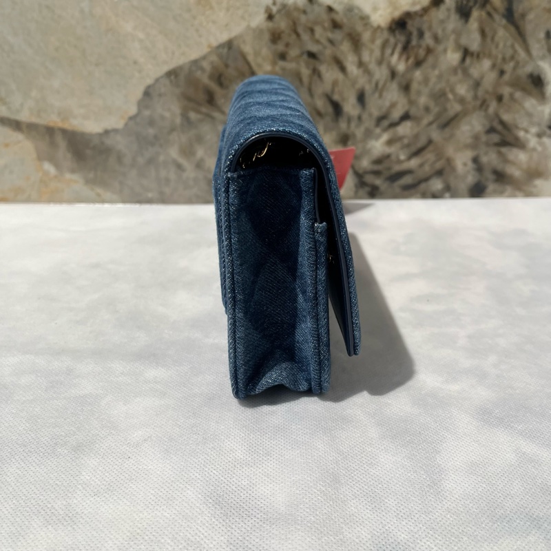 Chanel藍色單寧布金鍊WOC-1