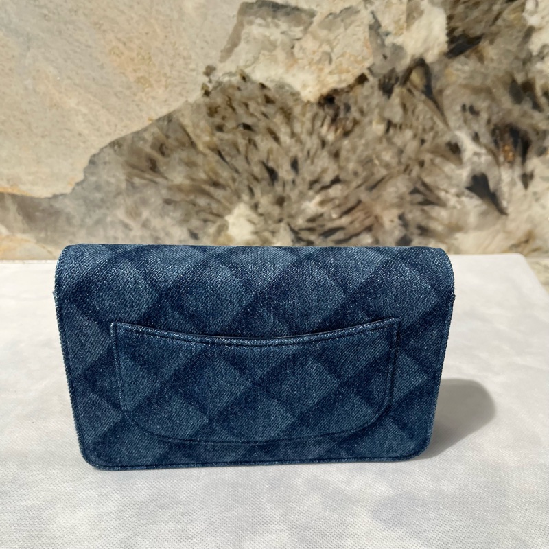 Chanel藍色單寧布金鍊WOC-4