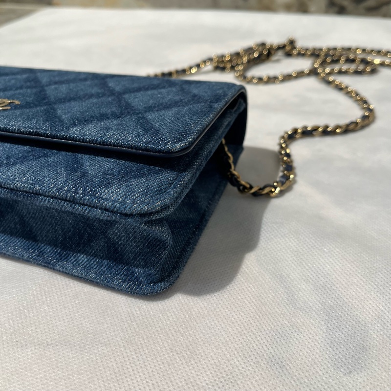 Chanel藍色單寧布金鍊WOC-7