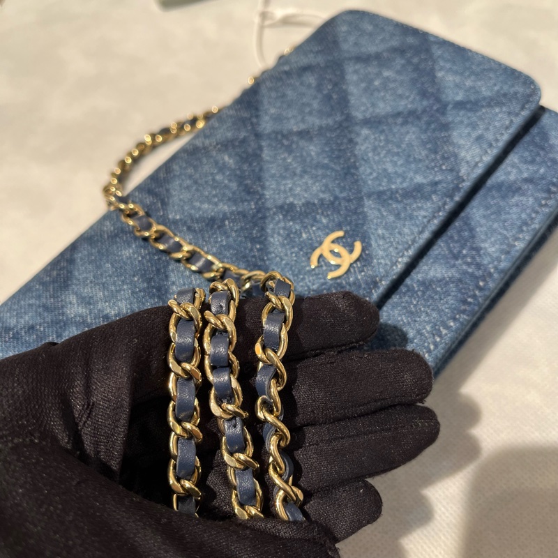 Chanel藍色單寧布金鍊WOC-9