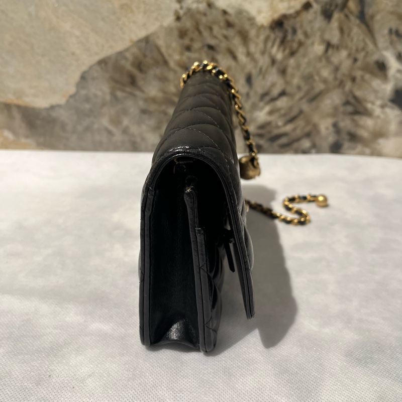 Chanel黑金羊皮轉軸金球coco WOC-1