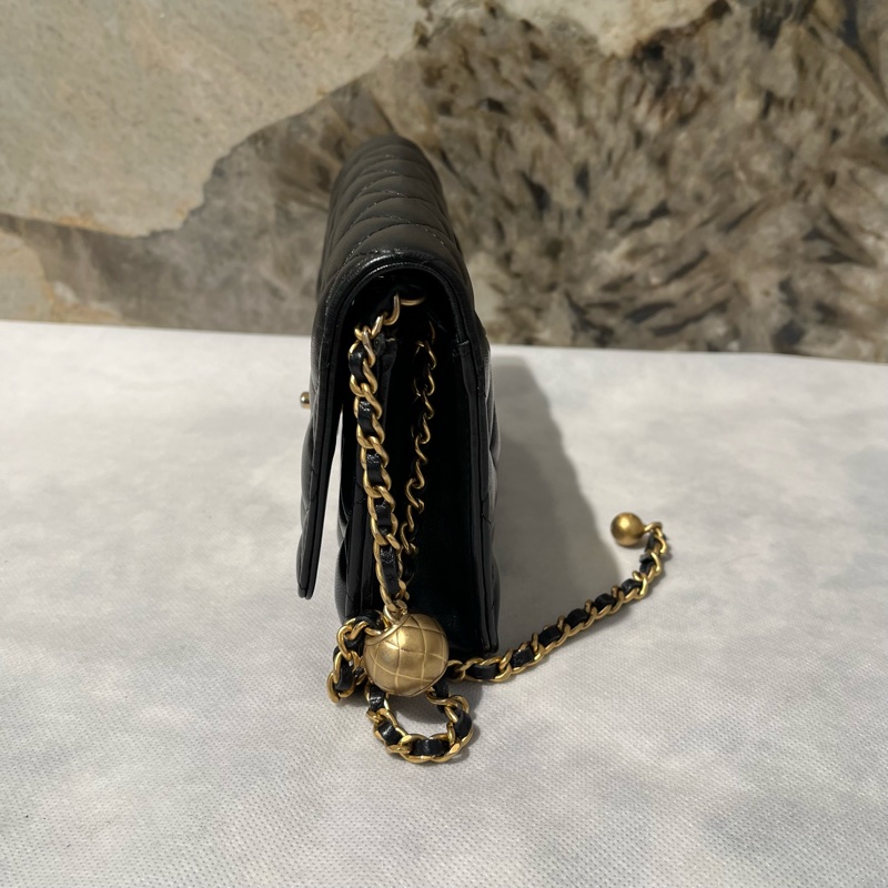 Chanel黑金羊皮轉軸金球coco WOC-2