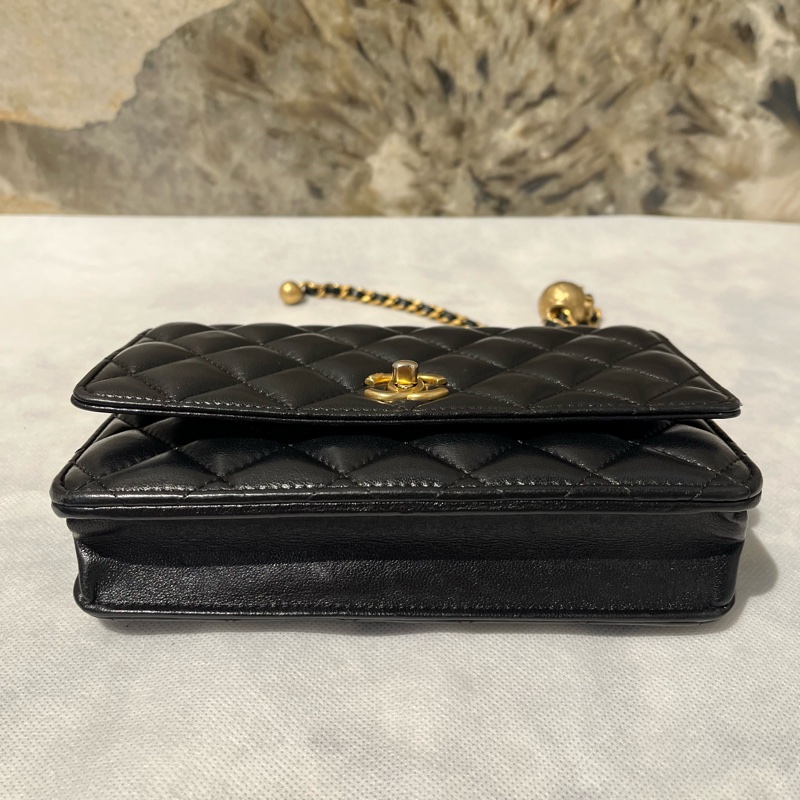 Chanel黑金羊皮轉軸金球coco WOC-4