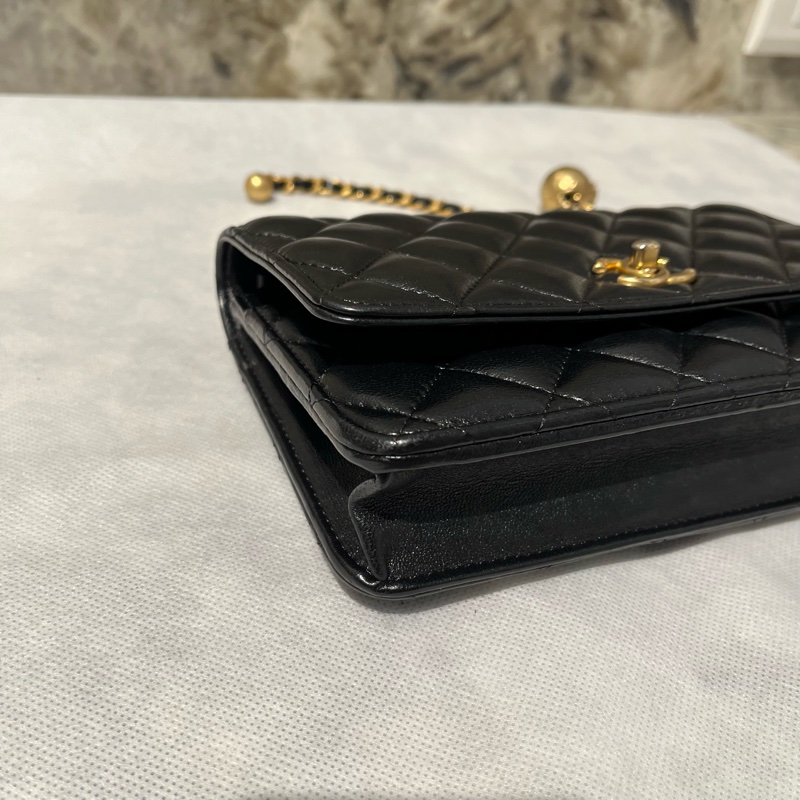 Chanel黑金羊皮轉軸金球coco WOC-5