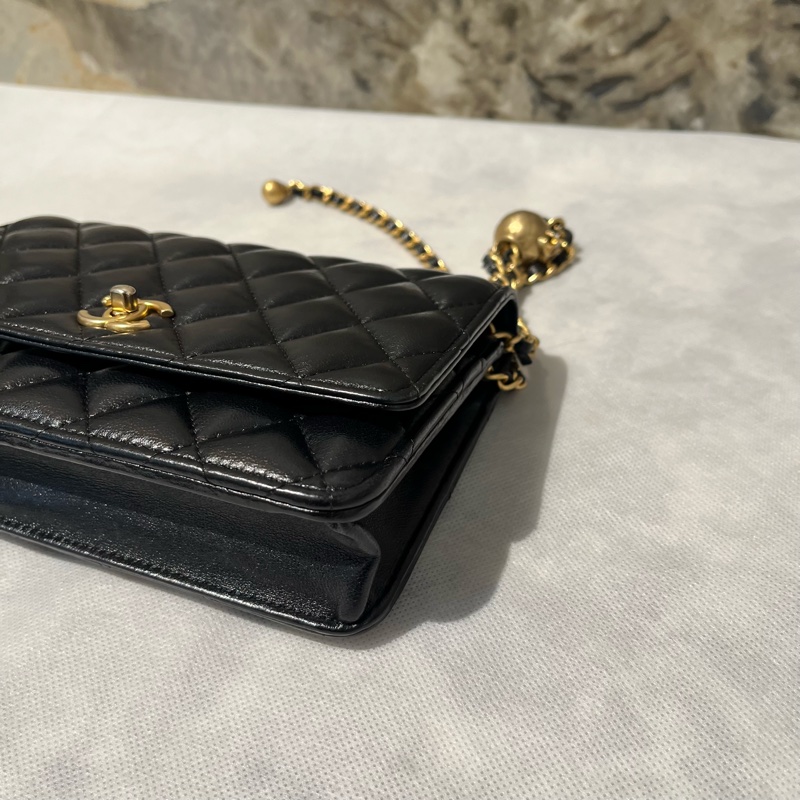 Chanel黑金羊皮轉軸金球coco WOC-6