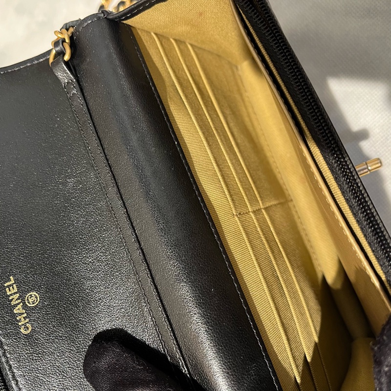 Chanel黑金羊皮轉軸金球coco WOC-8