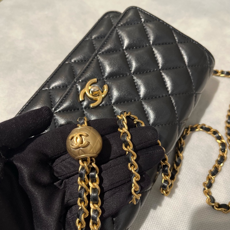Chanel黑金羊皮轉軸金球coco WOC-9