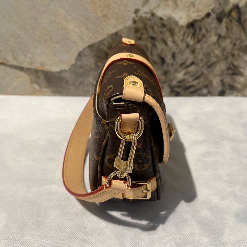 Louis Vuitton 咖啡色Monogram Saumur 雙子星側背包-1