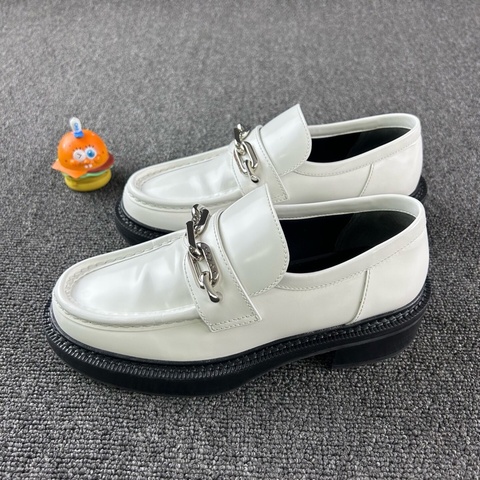 Louis Vuitton路易威登白色鏈條樂福鞋 尺碼：37  僅室內穿一次🧡