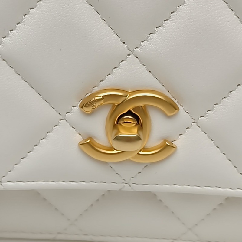 CHANEL CFWOC白色羊皮晶片開金扣金球調節扣肩背包-4