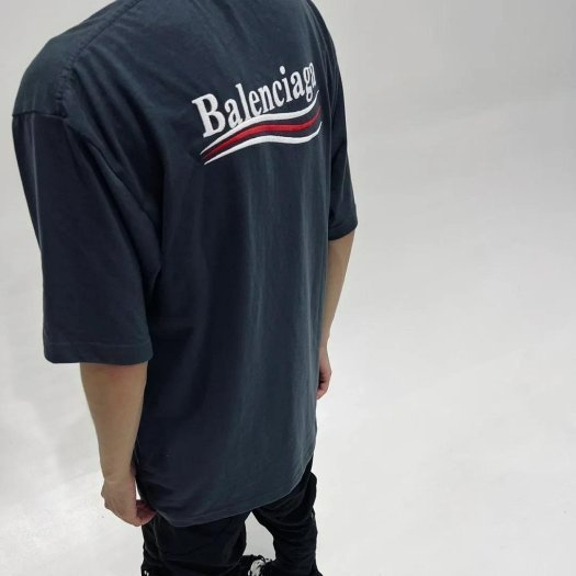 💎Han's house精品服飾💎Balenciaga 巴黎世家 可樂 刺繡 LOGO 短 T 寬版 男女共穿 現貨  原價22200-0