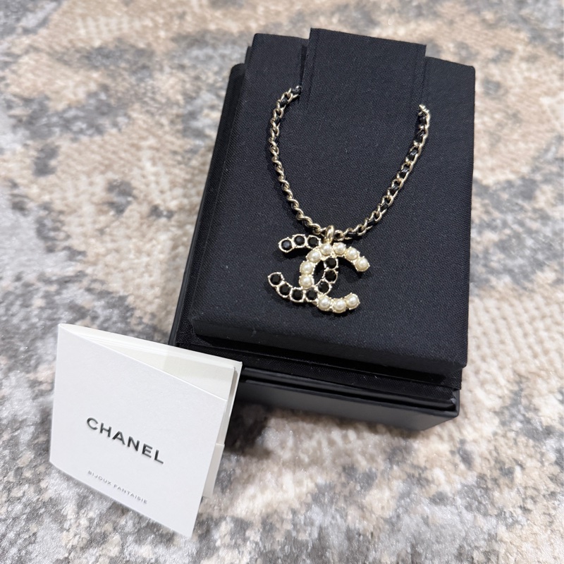 CHANEL經典珍珠黑鑽鑽拼接雙C皮穿鍊項鍊 兩段式調長度-0