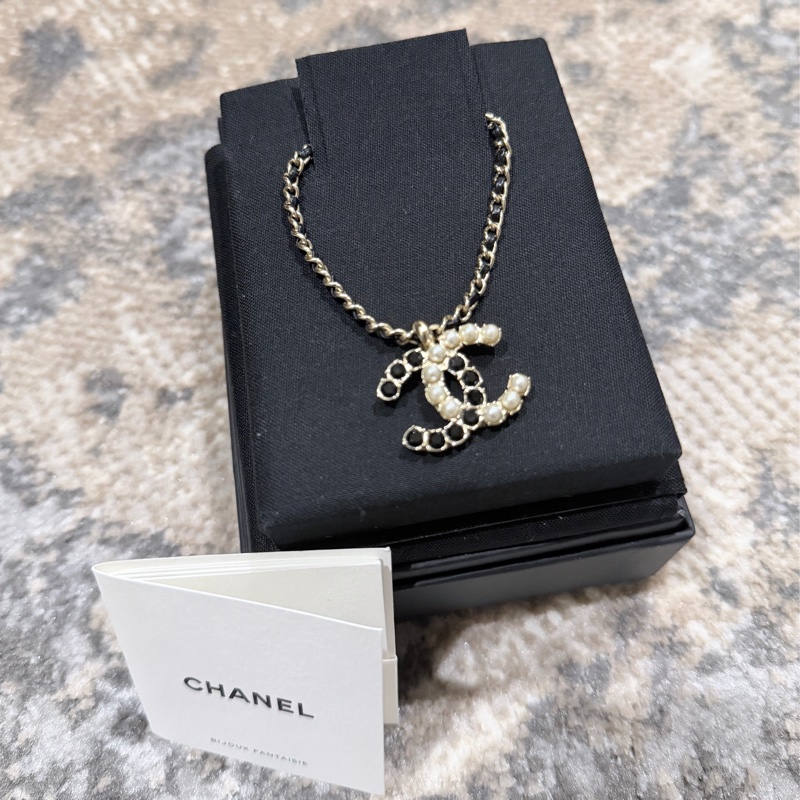 CHANEL經典珍珠黑鑽鑽拼接雙C皮穿鍊項鍊 兩段式調長度-1