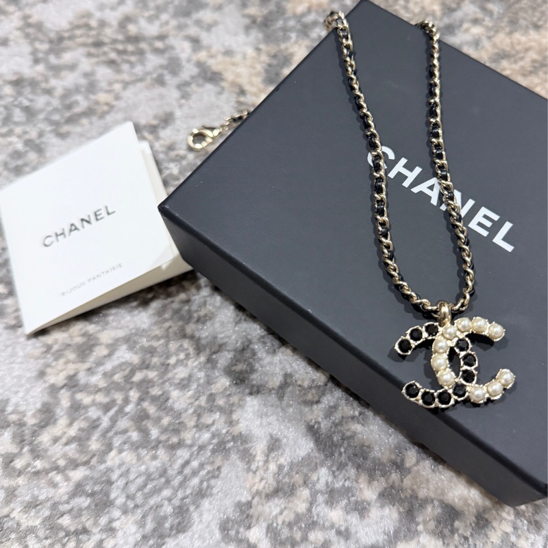 CHANEL經典珍珠黑鑽鑽拼接雙C皮穿鍊項鍊 兩段式調長度-4