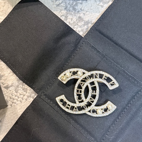 99新✨CHANEL香奈兒COCO標誌胸針 淡金 送禮自用兩相宜