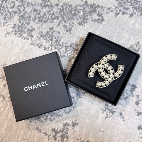 99新✨CHANEL香奈兒珍珠金屬邊框CC胸針 送禮自用兩相宜
