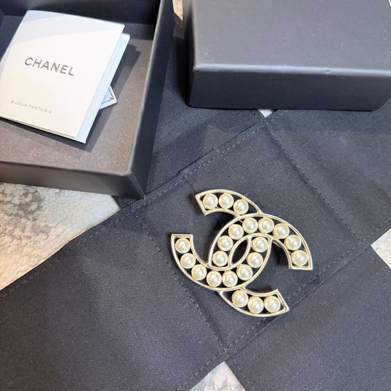 99新✨CHANEL香奈兒珍珠金屬邊框CC胸針 送禮自用兩相宜-1