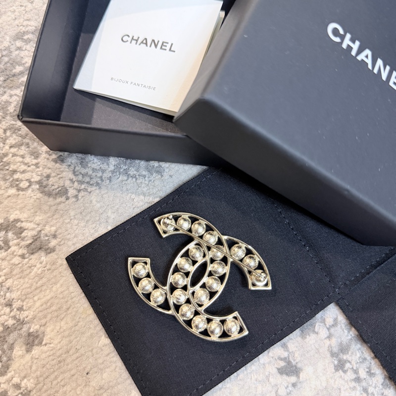 99新✨CHANEL香奈兒珍珠金屬邊框CC胸針 送禮自用兩相宜-2