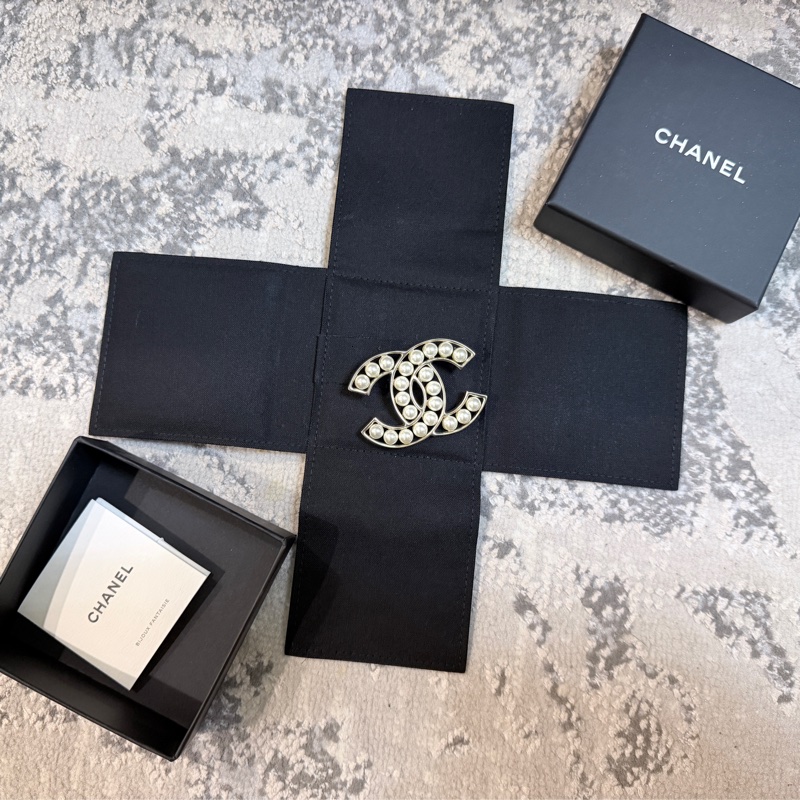99新✨CHANEL香奈兒珍珠金屬邊框CC胸針 送禮自用兩相宜-4