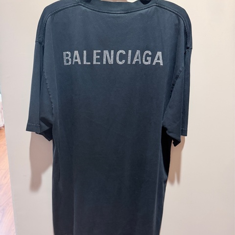 95新✨Balenciaga巴黎世家 個性寬鬆版型背面仿舊水鑽字母短袖T（炭黑色）XS男女皆🉑