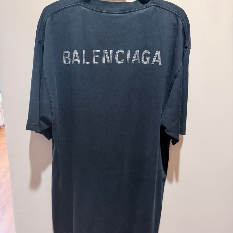 95新✨Balenciaga巴黎世家 個性寬鬆落肩款版型背面仿舊水鑽字母短袖T（炭黑色）XS男女皆🉑-0