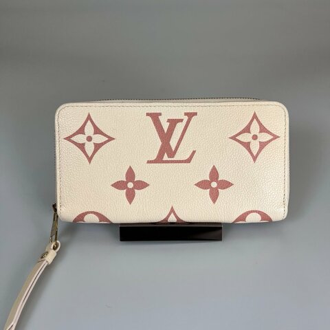 LV M81914/晶片款 草莓牛奶ㄇ拉長夾